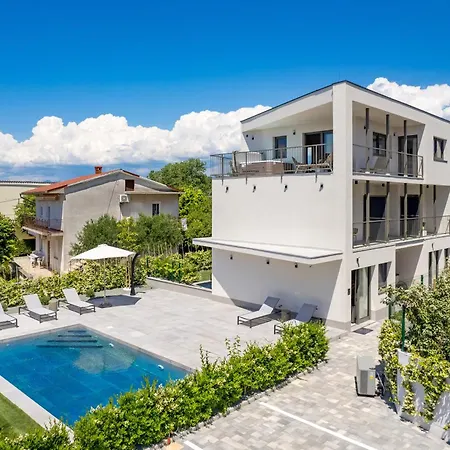 Mara M 1 Heated Pool * Omišalj