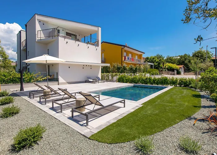 Mara M 1 Heated Pool Apartment Omišalj