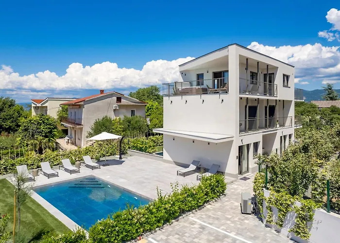Mara M 1 Heated Pool * Omišalj