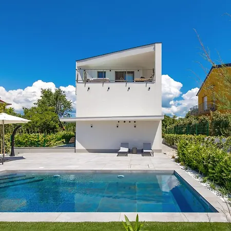 Mara M 1 Heated Pool