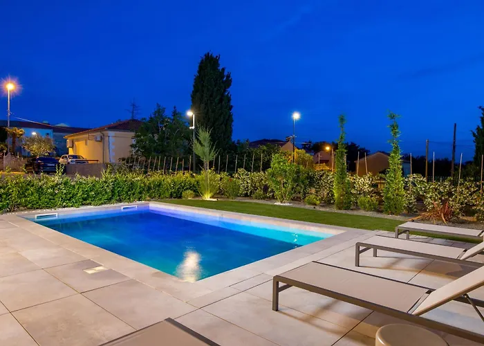 Mara M 1 Heated Pool * Omišalj